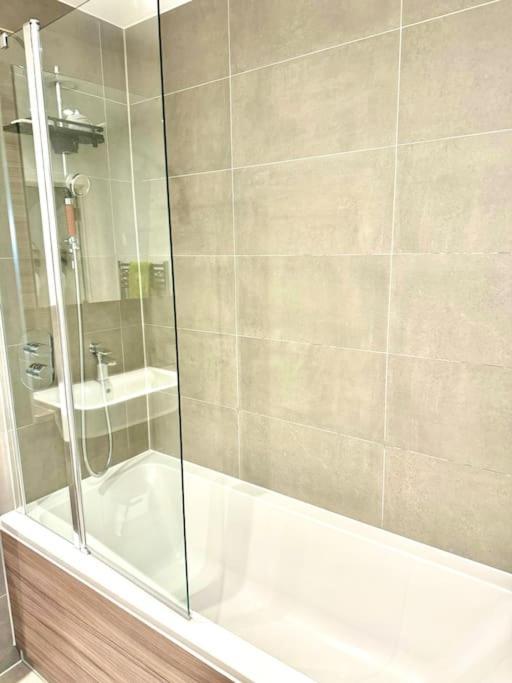 A Stylish Two Bedroom Modern Apartment With Parking Barking  Eksteriør billede