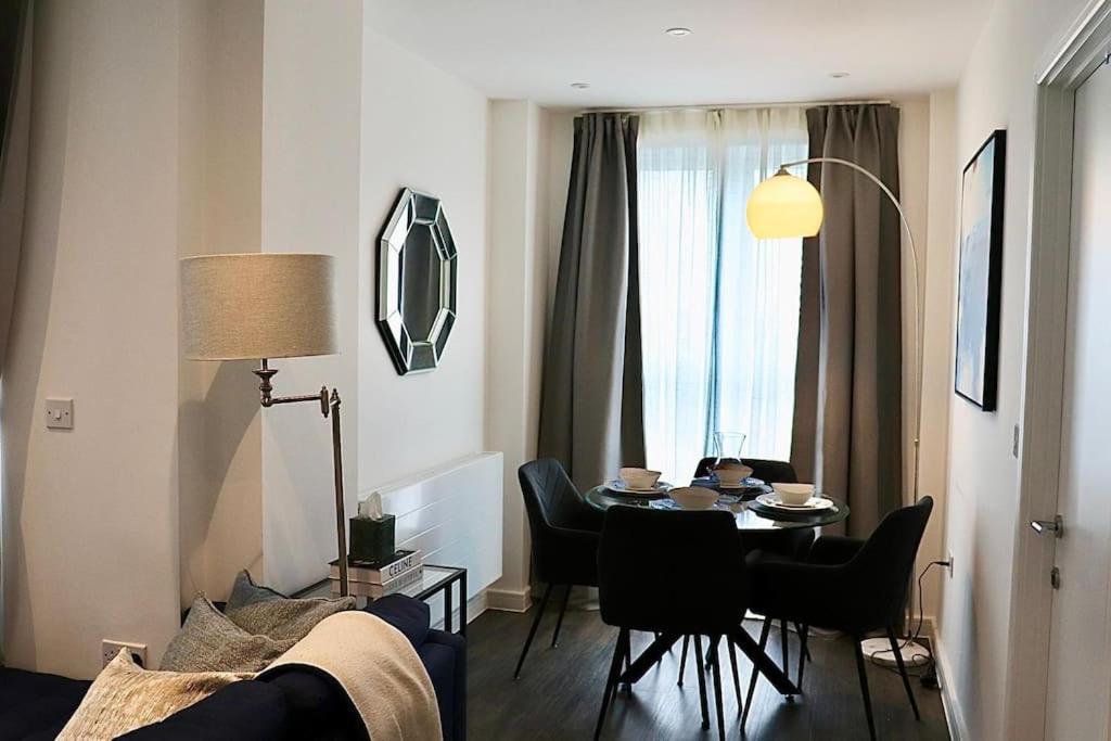 A Stylish Two Bedroom Modern Apartment With Parking Barking  Eksteriør billede