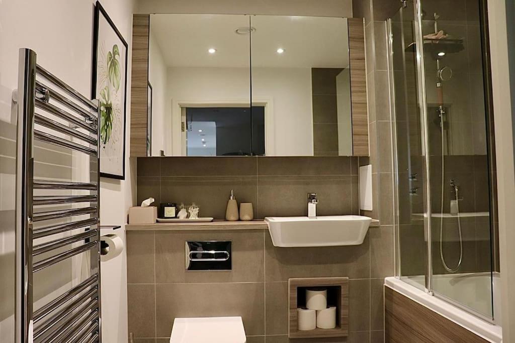 A Stylish Two Bedroom Modern Apartment With Parking Barking  Eksteriør billede